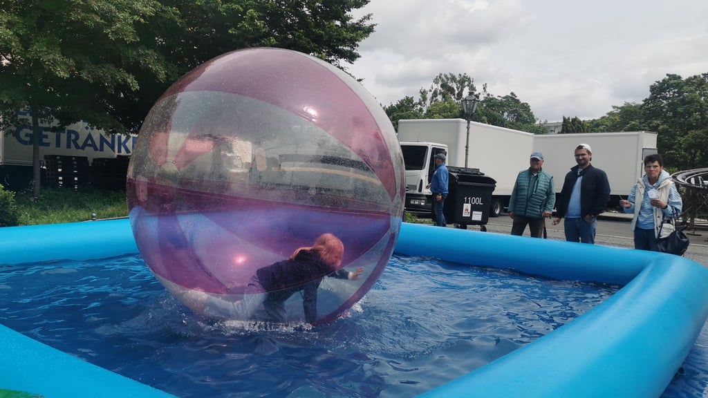 Auf dem Wasser Laufen, ohne nass zu werden: Beim Aqua Zorbing bewegen sich Besucher in riesigen Luftkugeln über die Wasseroberfläche – ein Spaß für Groß und Klein.