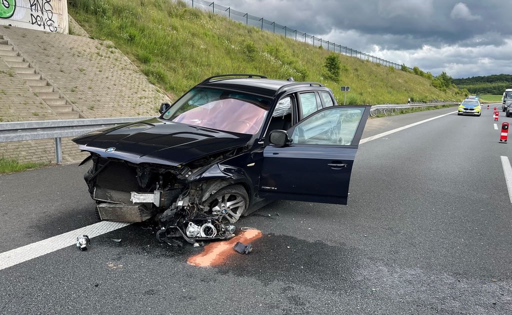 Rettungskräfte brachten den Fahrer in eine Klinik.