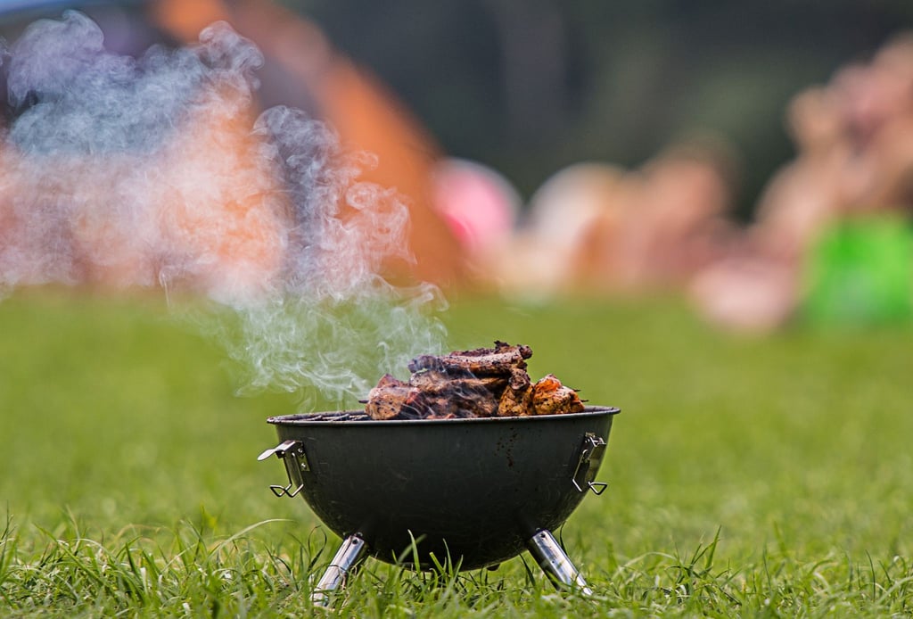 Ein 16 Jahre alter Junge ist beim Grillen im Landkreid Altenburger Land von einer Stichflamme im Gesicht verletzt worden. (Symbolbild)