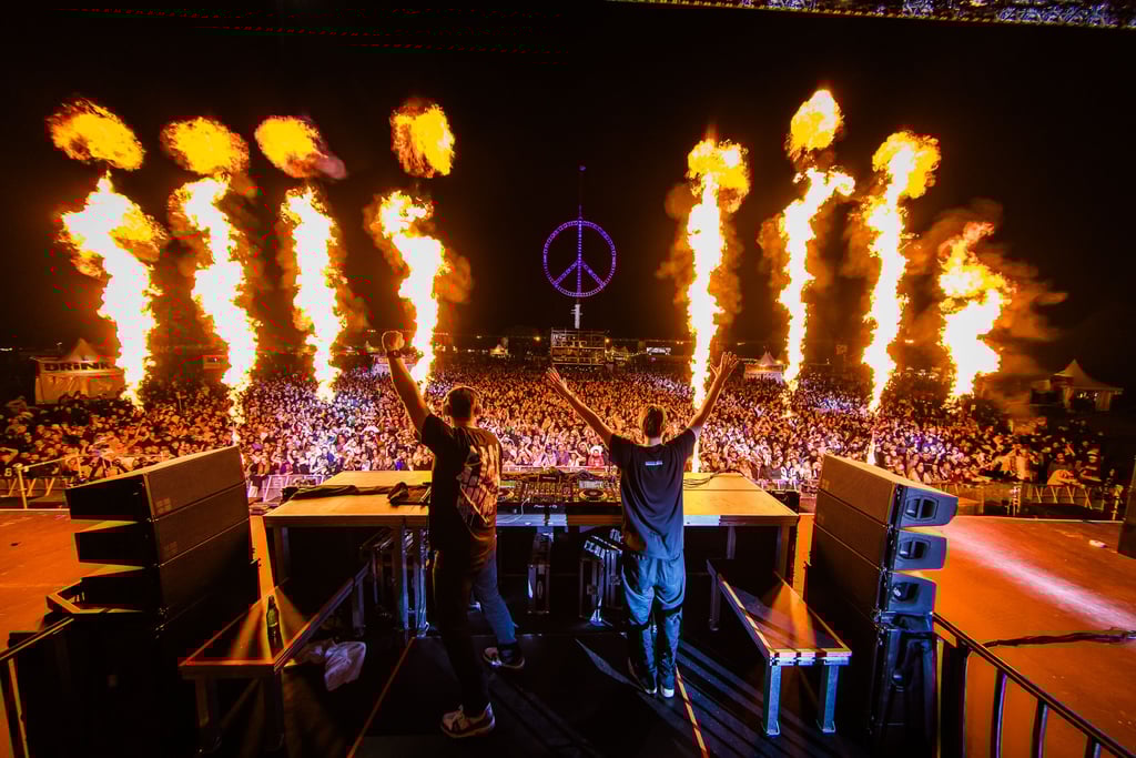 Mit Feuerfontänen heizten die DJs dem Publikum ein.