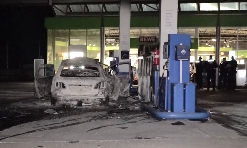 Die Feuerwehr verhinderte, dass das Feuer auf die Zapfsäulen überschlug.