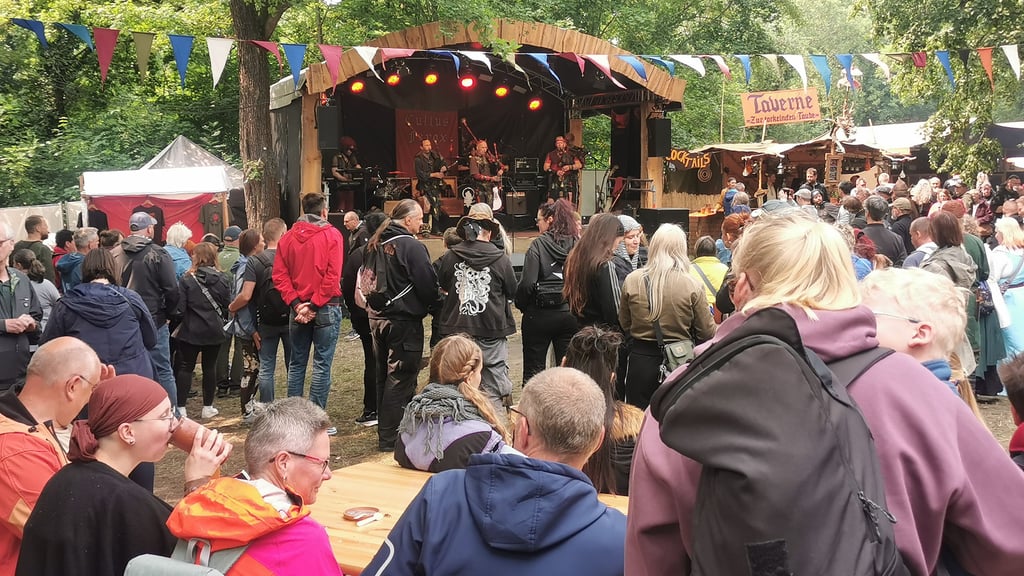 Ihr Mittelaltersound dröhnt wie ein Gewitter durch die Menge, roh und kompromisslos. Die Band Cultus Ferox peitscht die Stimmung hoch.