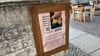 Neben den Plakaten auf Deutsch bittet auch ein eigener Webauftritt auf Englisch, Polnisch, Rumänisch und Bulgarisch um Hinweise zu dem gestohlenen Plüschtier.