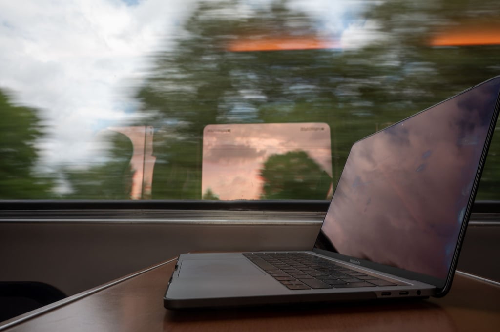 Meetings in der Öffentlichkeit können zum Problem werden - denn hier könnten sensible Daten preisgegeben werden.