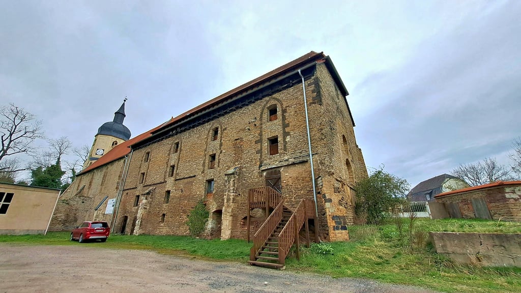 Der Kornspeicher ist Teil der St.-Marien-Kirche in Wiederstedt (im Hintergrund), die die Taufkirche des Dichters Novalis ist.