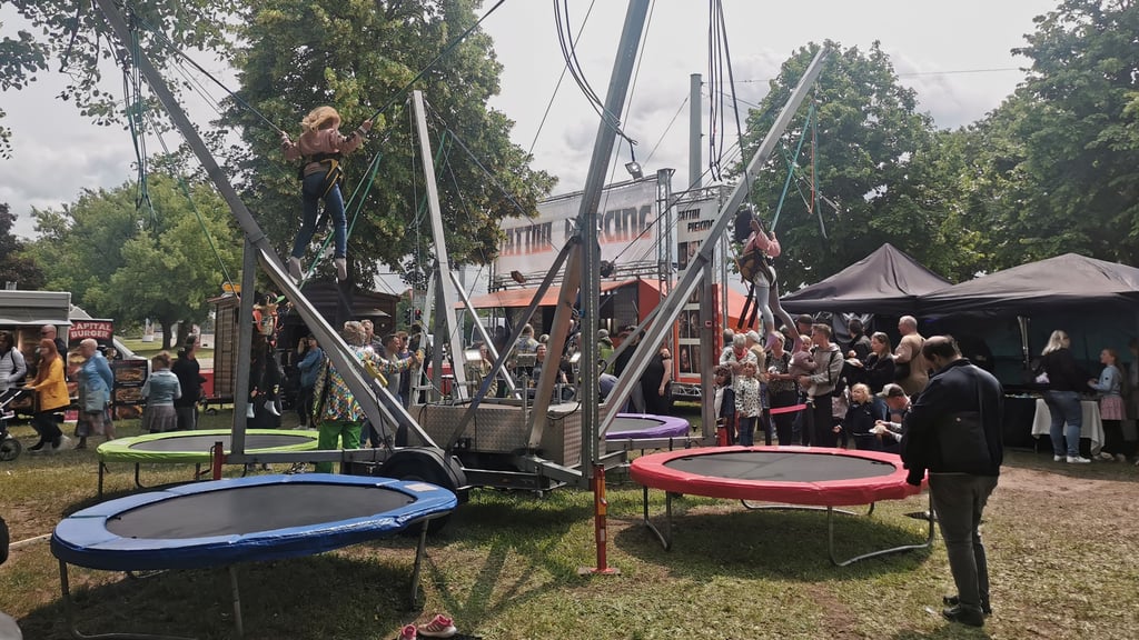 Hoch hinaus: Kinder toben sich auf dem Trampolin aus und genießen auf dem Magdeburger Stadtfest den Sprungspaß unter freiem Himmel.