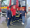 Der Verbandsgemeinde-Bürgermeister Michael Stöhr (rechts) übergab dem Ortswehrleiter Dominic Lärz (2. von links) und dessen Stellvertreter Alexander Wiertschok (3. von links) im Beisein des Verbandsgemeinde-Wehrleiters Michael Kieler (links) und des Brandschutz-Sachbearbeiters  Steve Feld  in Unseburg die Schlüssel für das Tanklöschfahrzeug. 