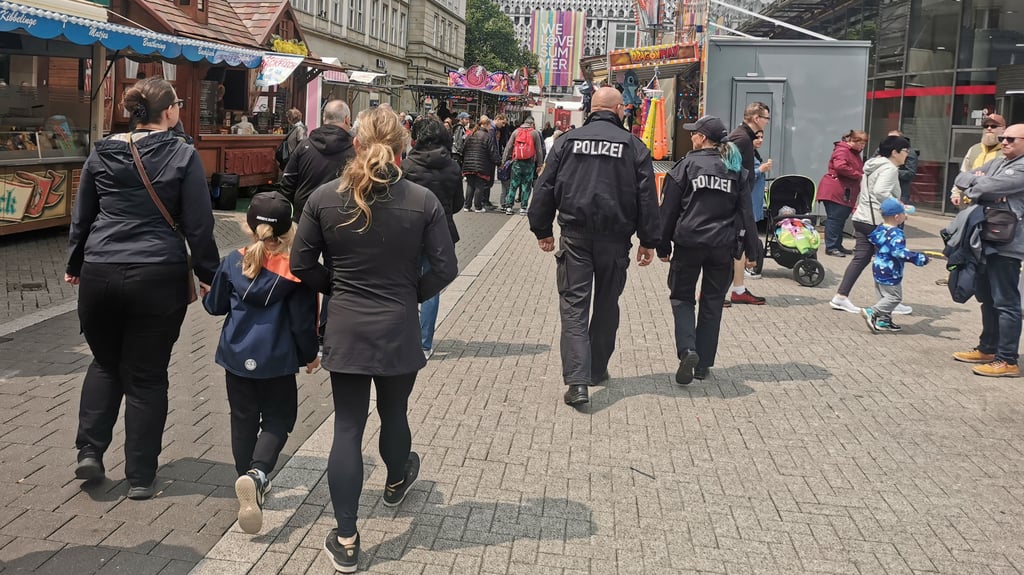 Auch die Polizei ist dabei. Beamte laufen auf dem Stadtfest auf dem Alten Markt in Magdeburg Streife. Sie erhöhen das Sicherheitsgefühl der Besucher, das nach dem Anschlag auf den Weihnachtsmarkt gelitten hatte.