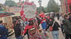 Ein singender afrikanischer Eiermann mit zig Eiern auf dem Kopf bringt die Besucher des Magdeburger Stadtfesten zum Schmunzeln.
