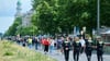 Polizisten sind auf der Frankfurter Allee beim Straßenumzug zum 27. Karneval der Kulturen unterwegs.
