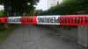Mit Absperrband war ein Weg abgeriegelt worden.