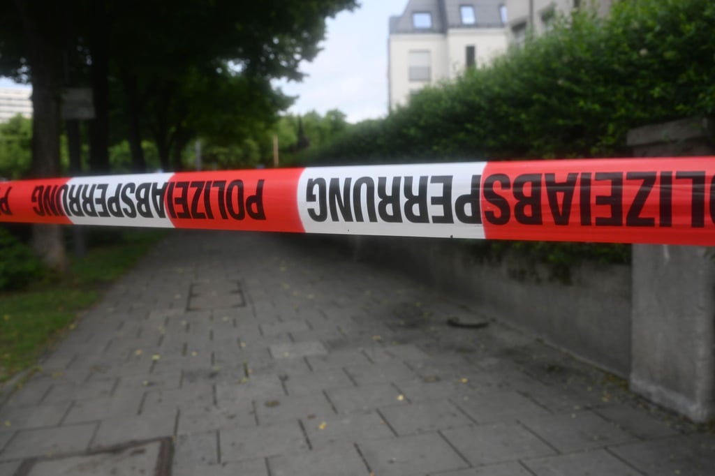 Mit Absperrband war ein Weg abgeriegelt worden.