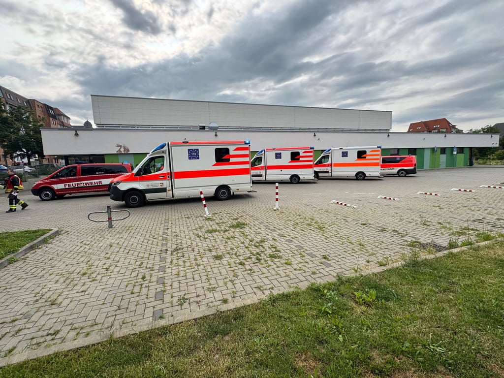Meherere Rettungswagen und auch ein Notarzt kamen bei dem Brand in Halle zum Einsatz.