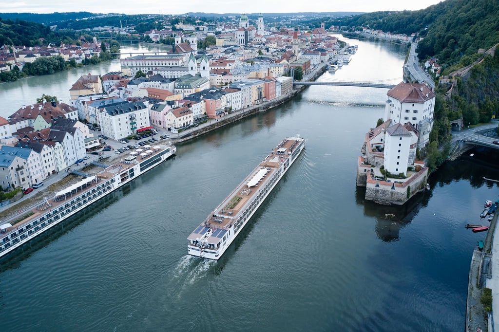 Flussschiff auf der Donau in Passau: Meist sind die Anlegestellen zentral gelegen - ideal für Erkundungen in den Städten.