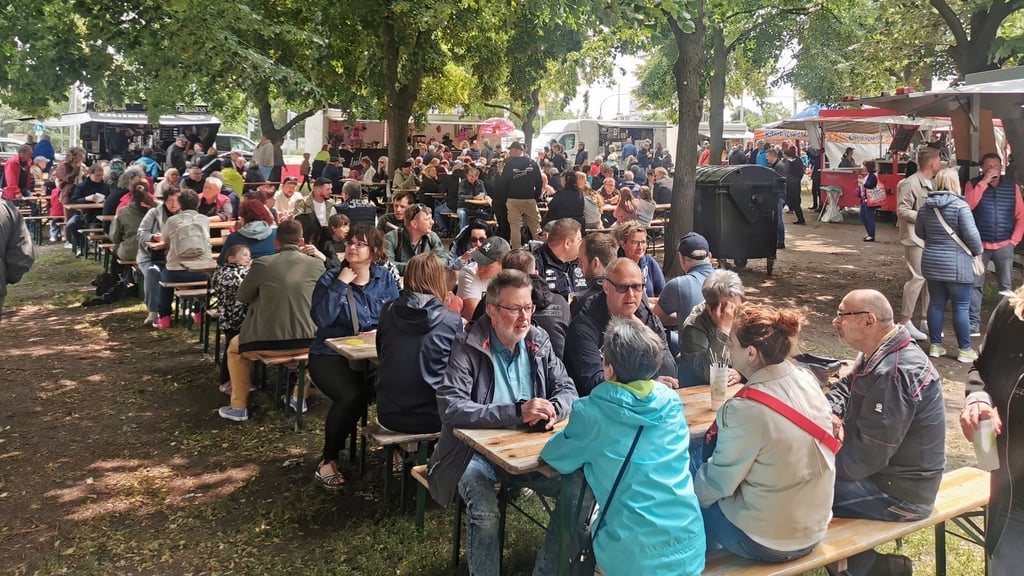 Der Magdeburger Ratsgarten hat sich in einen Biergarten verwandelt, in dem die Besucher an einem schattigen Plätzchen ausharren können.