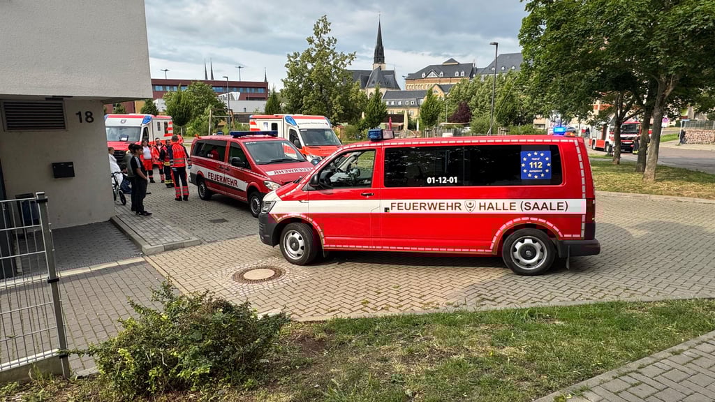 Bei dem Wohnungsbrand in Halle wurden insgesamt zehn Menschen verletzt.