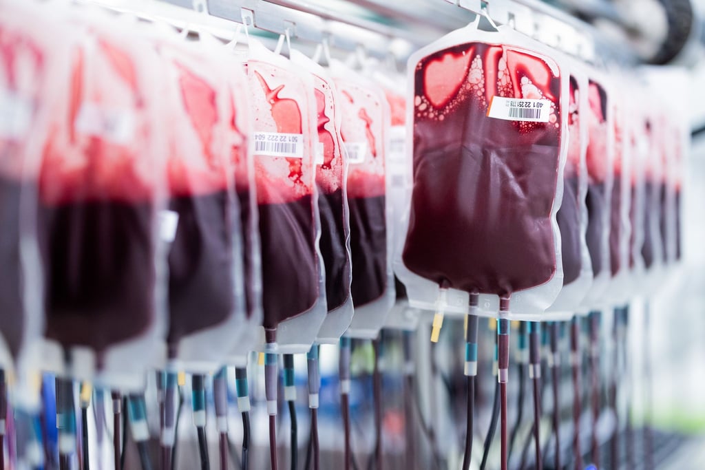 Der für Sachsen-Anhalt und Thüringen zuständige Blutspendedienst des Deutschen Roten Kreuzes (DRK) hat zum Sommerstart ein gutes Polster an Blutspenden - das ist aber kein Grund, im Sommer aufs Spenden zu verzichten. Am 14. Juni ist Weltblutspendetag. (Symbolbild)