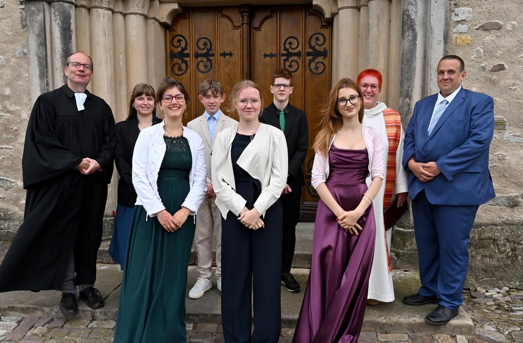 In der St. Stephani Kirche in Ottersleben feierten das Fest der Konfirmation Hanna, Emilia, Linus, Felix und Nele gemeinsam mit Pfarrer Ronny Hillebrand (l.) Gemeindepädagogin Josefine Martins (2.v.l.) sowie Pfarrerin Roswitha Meißner (2.v.r.) und Gemeindepädagoge Steffen Berg (r.).