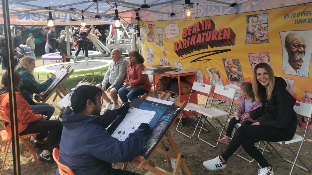 Mit spitzer Feder und viel Humor: Karikaturmaler aus Berlin bringen Gesichter in wenigen Strichen zum Schmunzeln – live und direkt vor Ort im Ratsgarten auf dem Stadtfest.