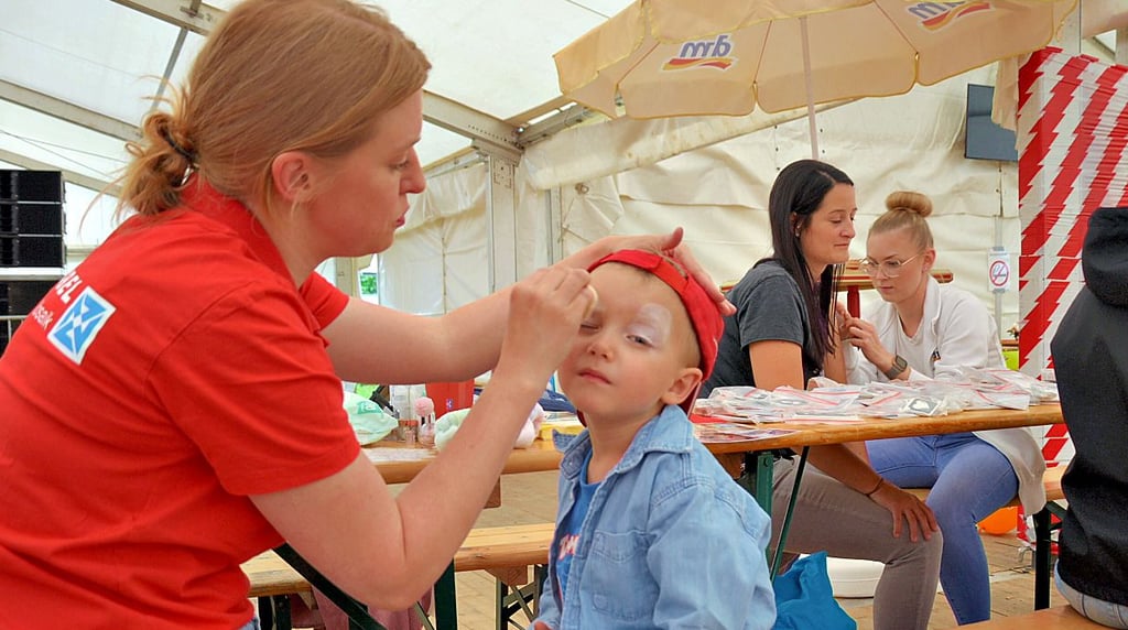 Im Festzelt konnten sich die Kinder beim Familienfest schminken lassen. Finn (3) wurde zu Spidermann.