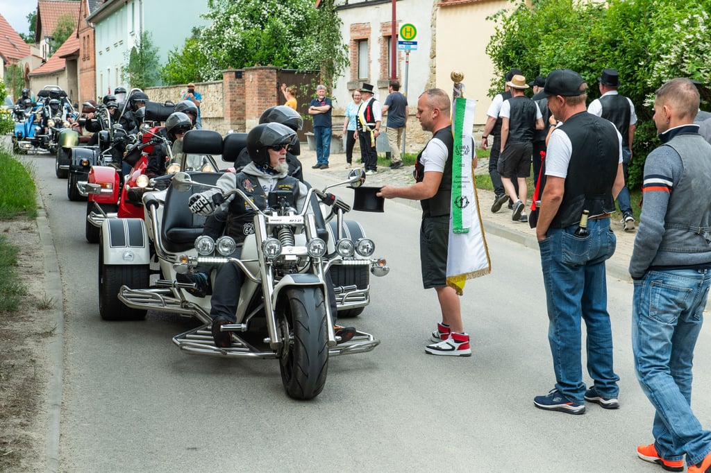 Wegezoll für das Passieren der Ortschaft Heiligenkreuz: Stefan Jungnickel bitten natürlich um eine freiwilligen Spende für den Verein. Mancher Trike-Fahrer dieser Gruppe aus Barnim zeigte sich sehr spendabel.