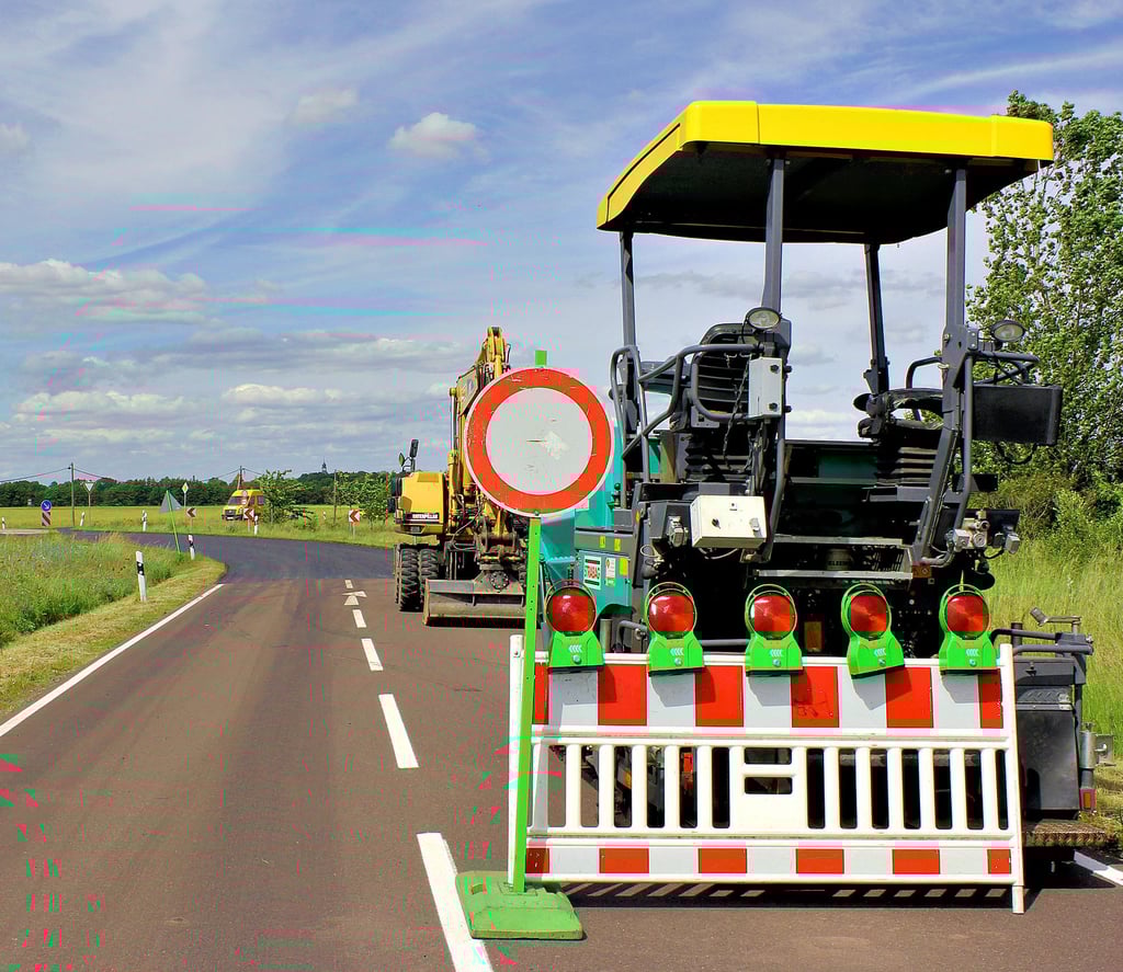 Baufahrzeuge rollen demnächst auf der L52 an. Gebaut wird unter Vollsperrung.