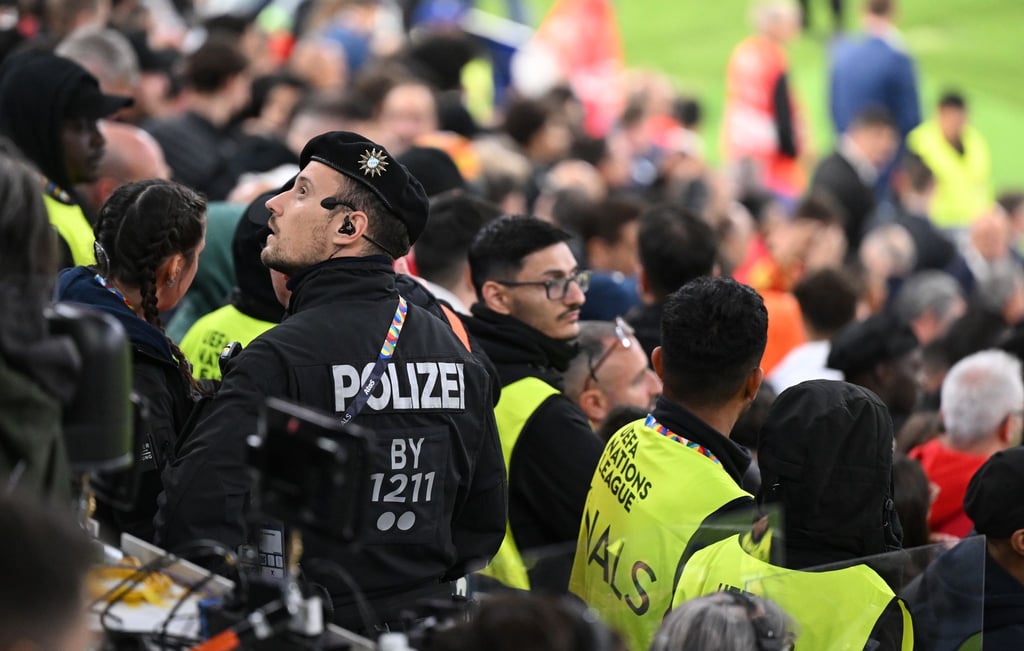 Der Vorfall in der Verlängerung sorgte für ein Großaufgebot an Sicherheitskräften und medizinischem Personal auf der Tribüne.