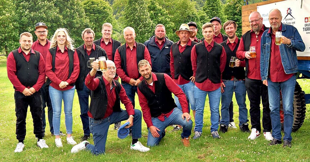 Die Wangener Pfingstochsen (nicht nur Männer sind im Verein) stemmen nicht nur Biergläser, sie zeigen sich stolz in neuer Vereinskleidung.