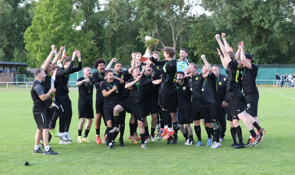 tandesgemäß feierte das Team des TuS den Triumph.
