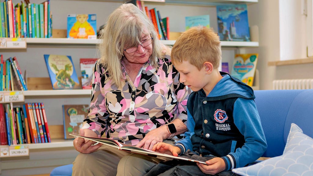 Marion Heilmann, hier mit Erstklässler Felix, besucht regelmäßig die Grundschule Tröglitz.