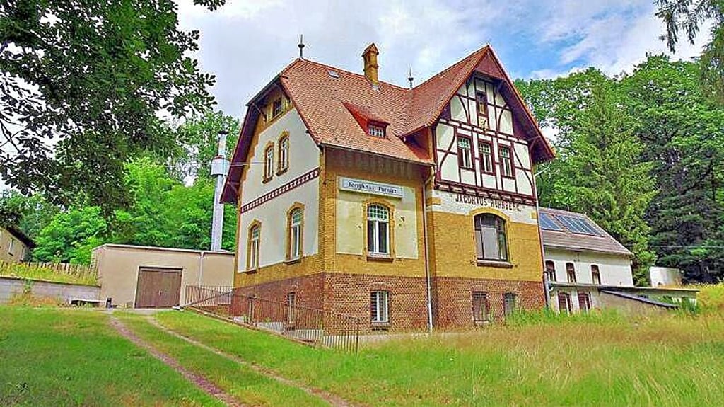 Das Forsthaus Parnitz ist das einzige noch gut erhaltene Gebäude auf dem Gelände in der Dübener Heide. Es stammt aus der Zeit um 1906.