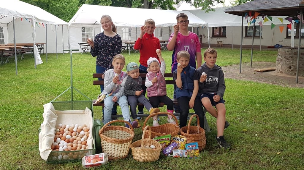 Die Buhlendorfer Kinder waren am Sonnabendvormittag zum Eiersammeln unterwegs. Die Eier mussten zum Dorffest geschätzt werden und nach dem Aufräumen wurde Eiback gegessen.