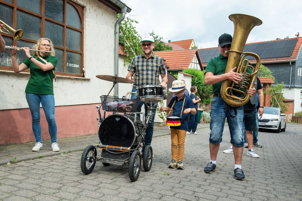 Begleitet wurden sie von den Schönburger Blasmusikanten die durch den sechsjährigen Henry Warncke an der Trommel unterstützt wurden.