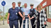 Ansprechpartner bei der gemeinsamen Sprechstunde von Polizei und Ordnungsamt im Stadtteilbüro in Stendal-Stadtsee: Rico Bollfraß (von links), Regonalbereichsbeamter Thomas Boguslawski, Fabian Säuberlich, Kriminalhauptmeisterin Wust und Ulrike Geringer vom Stadtteilbüro. 