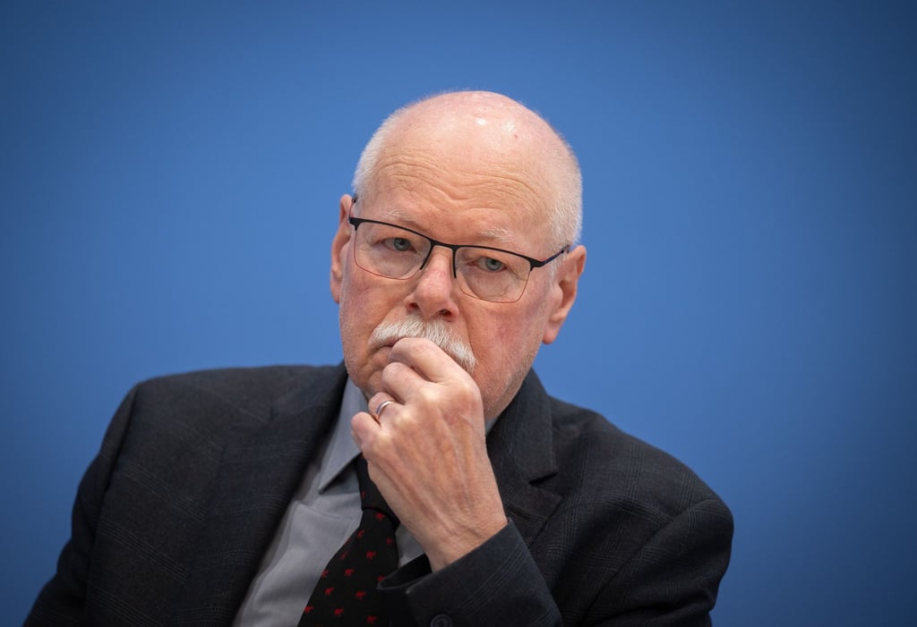 Vor der Innenministerkonferenz am Mittwoch in Bremerhaven drängt Bremens Senator Mäurer auf stärkeren Schutz für Frauen.