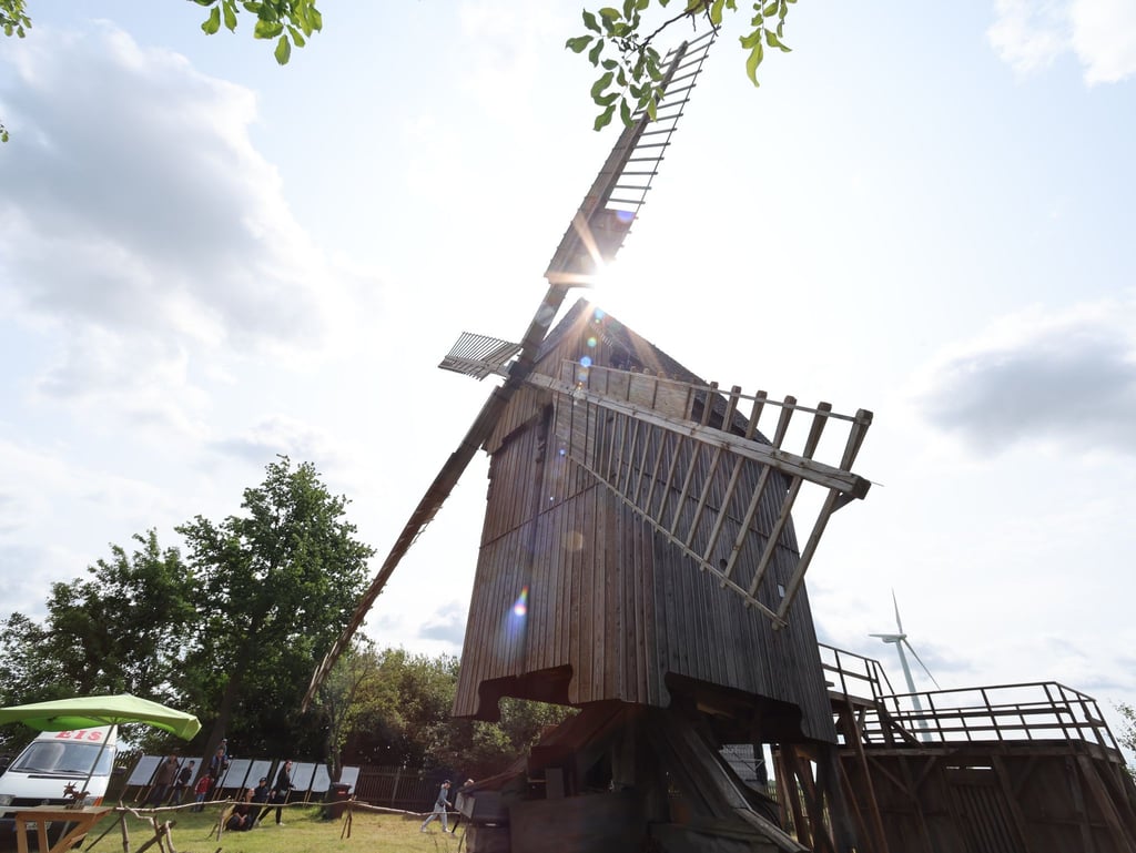 Die Bockwindmühle in Lumpzig im Altenburger Land ist eine von 59 laut Thüringer Landesverein für Mühlenerhaltung teilnehmenden historischen Bauwerken. Mehr als 3.000 Besucher waren laut Veranstaltern allein in Lumpzig am Pfingstmontag vor Ort.