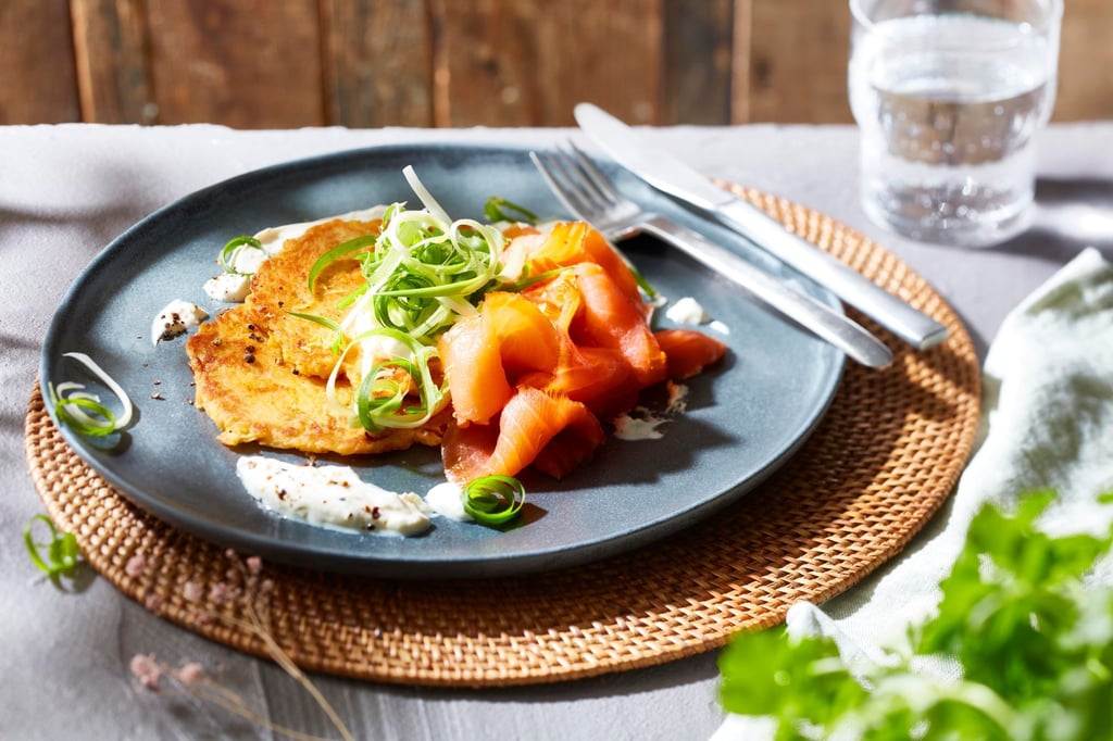 Frischer Rösti-Twist: Mit Kimchi, Räucherlachs und Zitronenquark wird das Kartoffelrösti leicht und sommerlich.