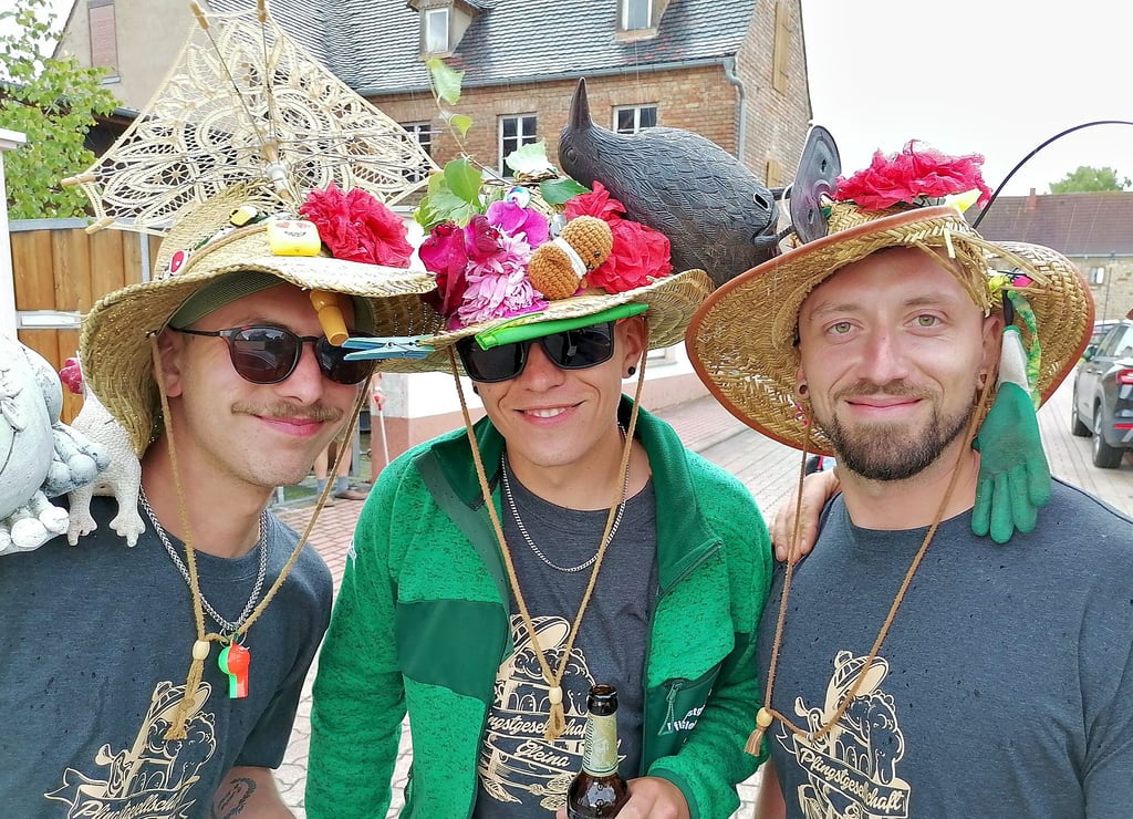 Gut behütet in Gleina (von links): Florian Bornowski mit filigranem Spitzen-Gewirk, Silas Heft nach dem Motto „Bunt und floral“ und Karl Werner mit einem Raben auf dem Kopf – so stimmungsvoll ging’s beim Ständchenblasen zu.