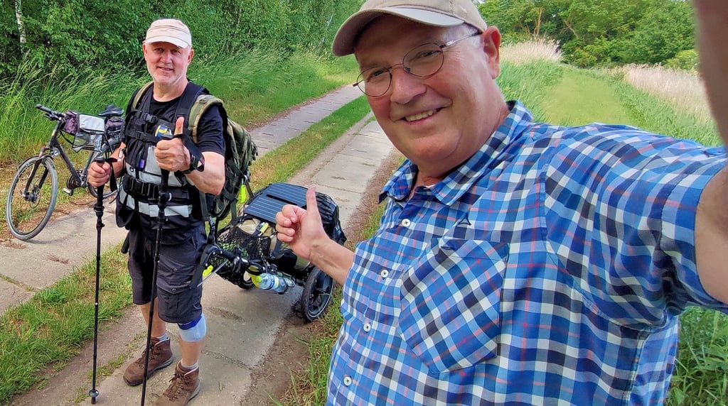 Der Morsleber Edgar Lahmann (rechts) zeigte seinem Gast auf Zeit, Jürgen Benecke, auch ein Stück deutsch-deutsche Grenzerinnerungen an der Schaltstelle Weferlingen.