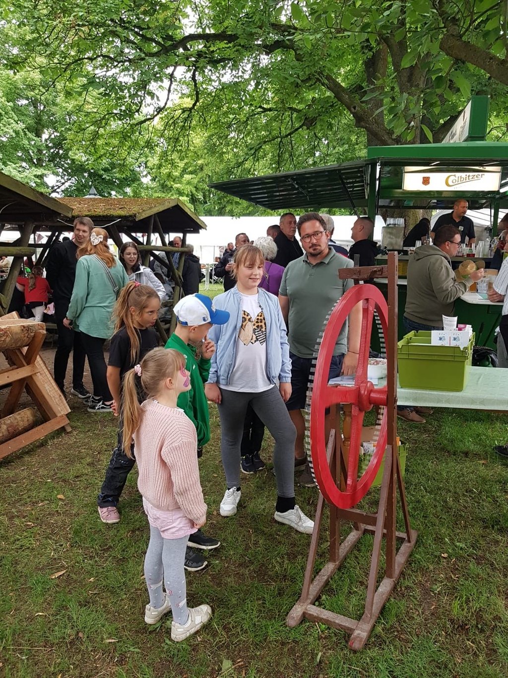 Beim Buhlendorfer Dorffest gab es viele Angebote für Kinder und Erwachsene, darunter auch das Glücksraddrehen.