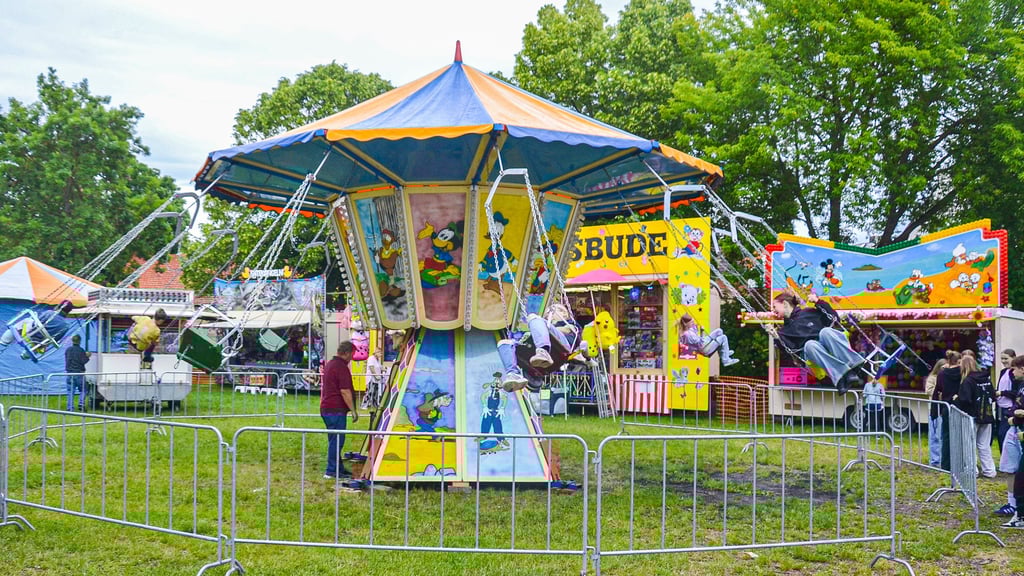 Auf dem Osterweddinger Festplatz gab es beim Pfingstfest des Kultur- und Heimatvereins eine Reihe an Attraktionen für Groß und Klein. Im Mittelpunkt stand ein Kettenkarussell.