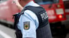 Ein Zug ist in Brandenburg auf ein liegendes Verkehrsschild geprallt und hat notbremsen müssen. (Symbolbild)