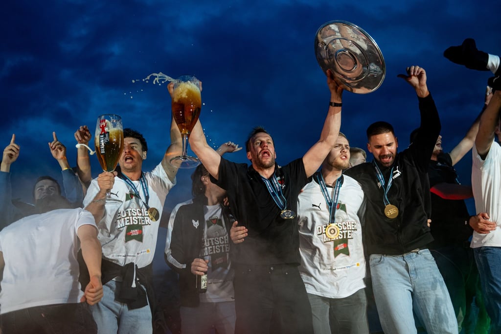 Die Füchse Berlin eskalieren beim Meister-Empfang.