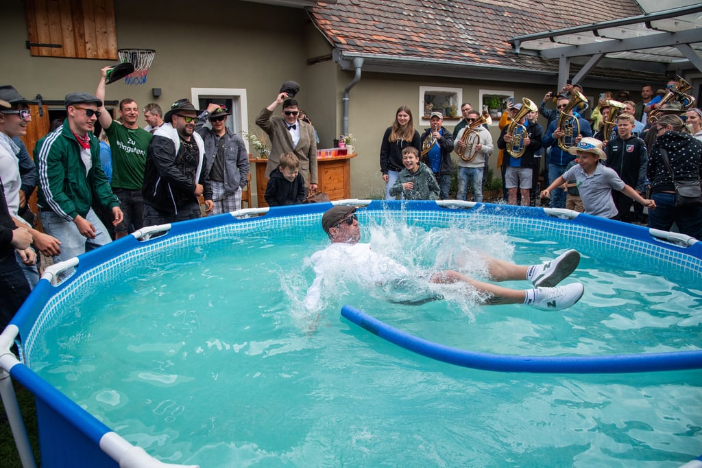 Eierbetteln am Pfingstmontag in Flemmingen: Robby Strulik landet nach dem "Hochleben-lassen" im Pool.