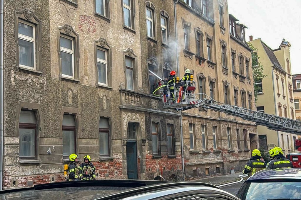 Bei dem Brand in der Otto-Schlag-Straße in Zeitz kam auch die Drehleiter zum Einsatz.