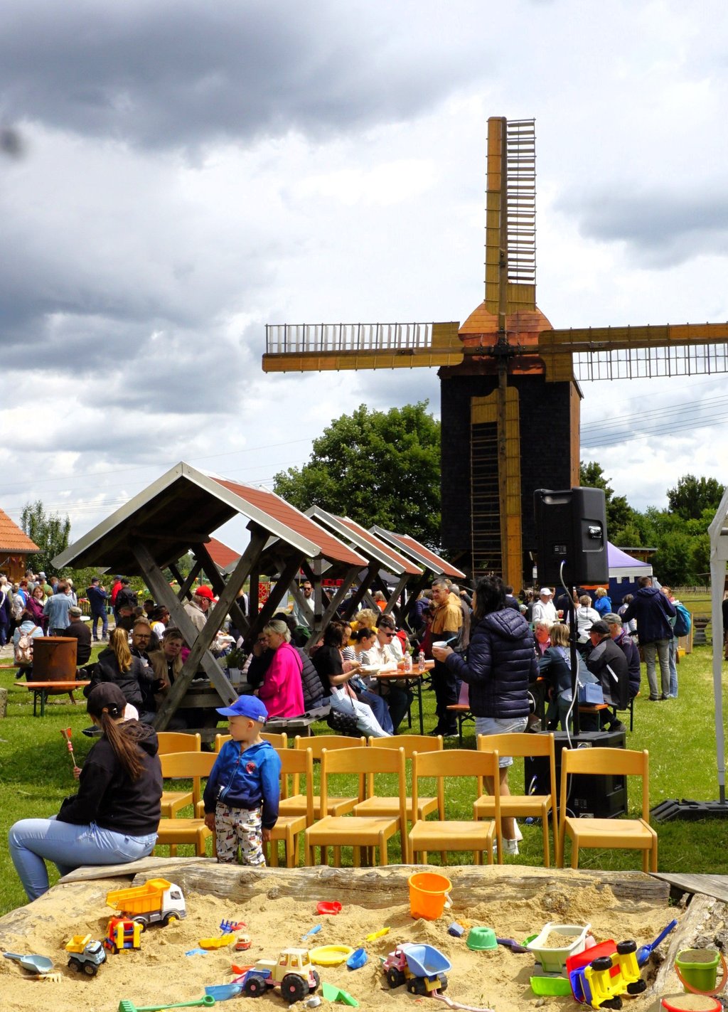 Feiern und eine Besichtigung der funktionsfähigen Bockwindmühle stand in Spergau auf dem Pfingstprogramm.
