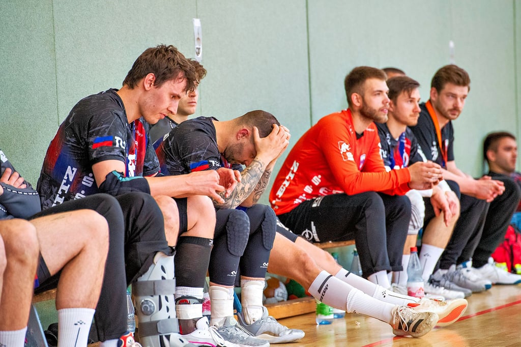 Entsetzen auf der HCB-Bank nach dem verlorenen Rückspiel der Abstiegs-Relegation.