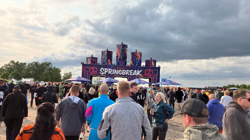 Von dem wechselhaften Wetter ließen sich die Fans nicht abschrecken. Sie gingen ihren Stars und einem weiteren Party-Abend entgegen.