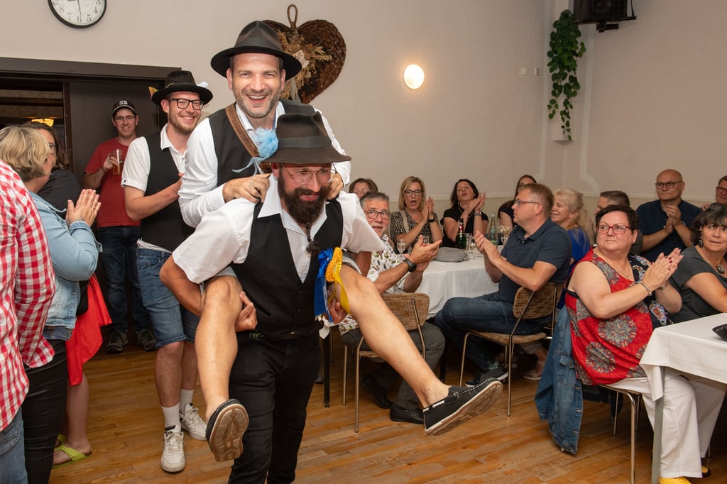 Huckepack-Einmarsch im Gasthaus Punkewitz.