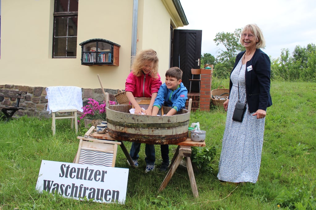 Beim Aktionstag Kreuz & Quer druch Steutz gab es an vielen Stationen Angebote zum Schauen, Staunen und Mitmachen. Hier konnten die Kinder bei Waschfra Gundel Schayka ausprobieren, wie früher Wäsche gewaschen wurde.